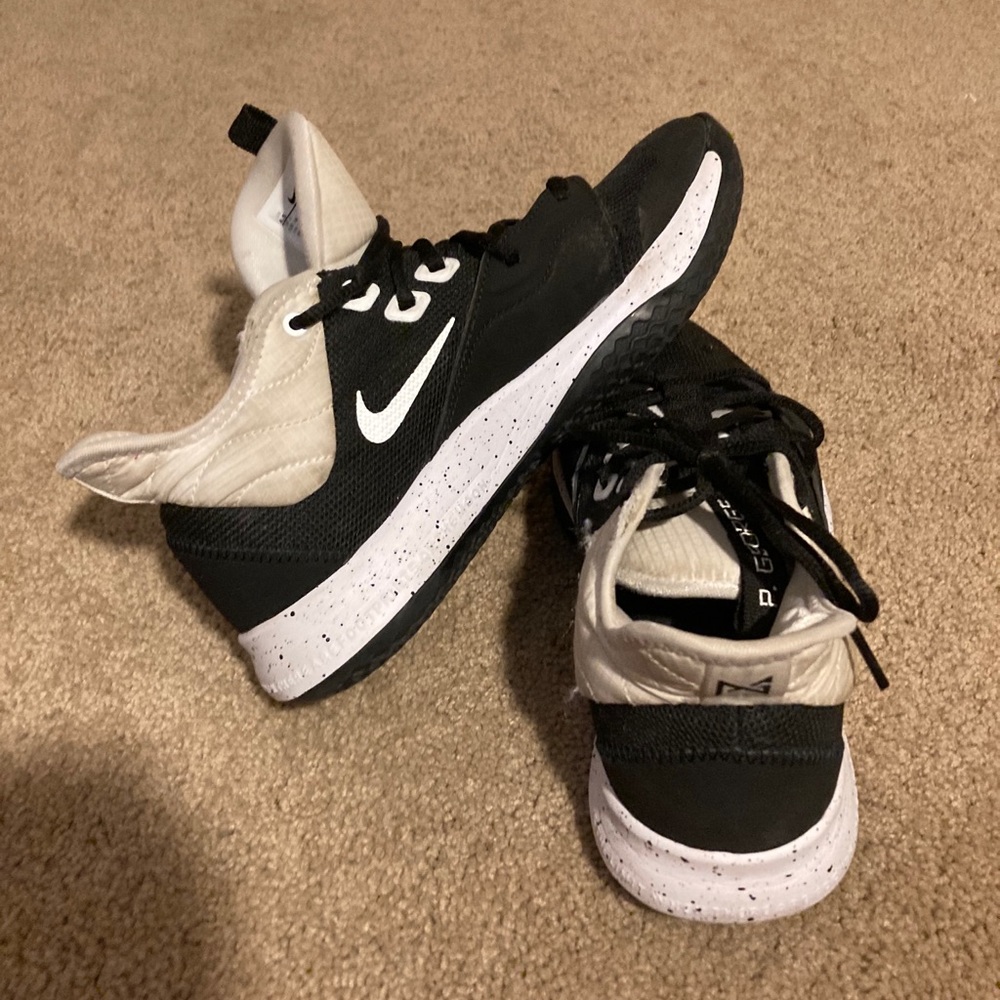 Men’s basketball shoes